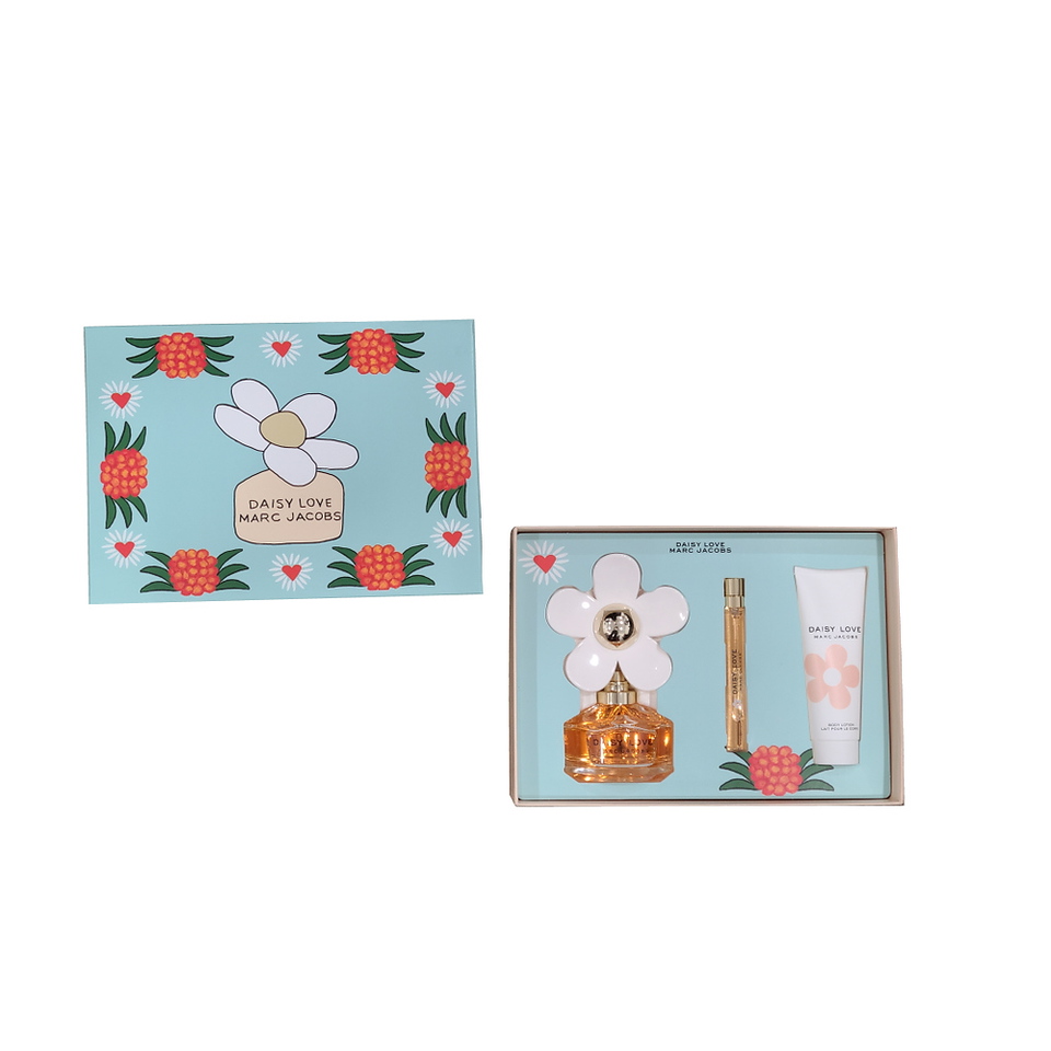 Daisy Love is a strong fragrance for women with a fresh flowery scent. This alluring fragrance was introduced in 2018 by the Marc Jacobs fashion brand. Cloudberry's delicious notes are at the top. With fresh notes of Daisy, the heart is flowery. Driftwood and Cashmere Musk notes in the base add excitement.