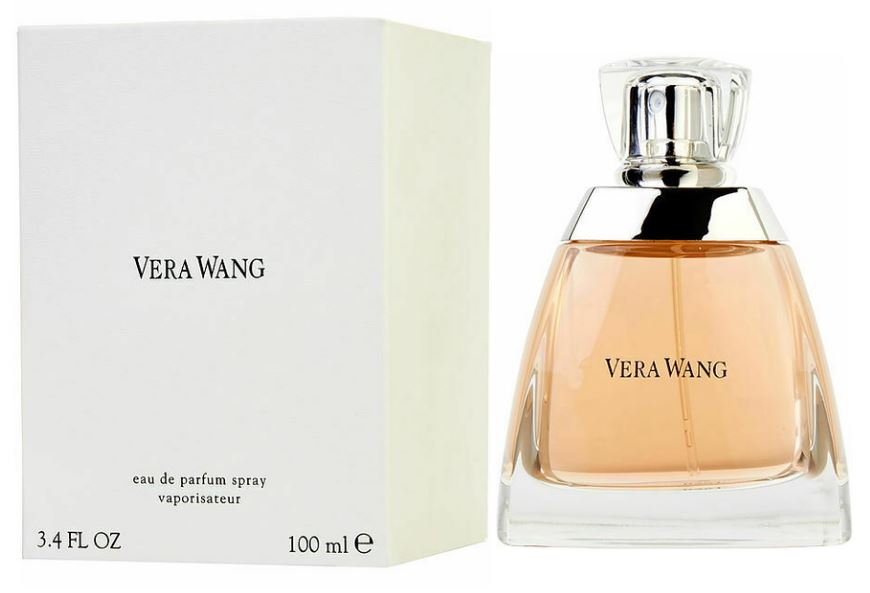 The blend opens gracefully with top notes of cleaver and mandarin blossom. Deeply floral heart notes of gardenia and Bulgarian Rose leave a strong impression while swirling with intoxicating base notes of pure musk and Stephanotis. This fragrance is recommended for daytime wear.